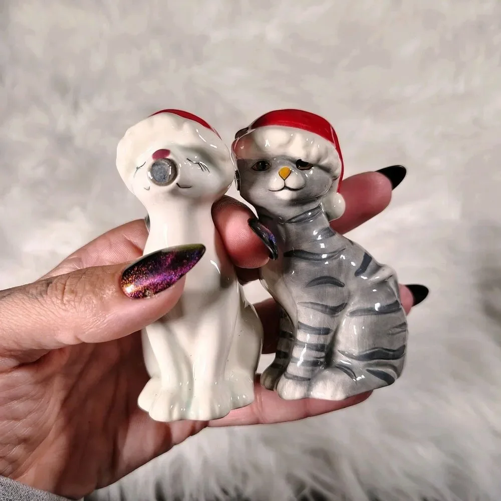 Cats In Santa Hats Kissing Magnetic Salt&Pepper Shakers Westland MWAH! Ceramic